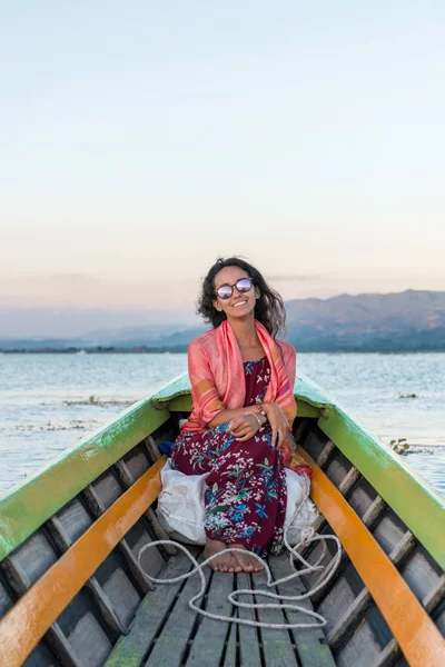 ปแนวต งของน องเท ยวต างชาต สวยงาม องเท ยวในทะเลสาบอ นเล าเป — ภาพถ่ายสต็อก