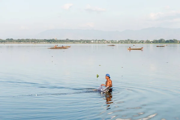 Мандалай Мьянма Декабря 2018 Фотография Местного Бирманского Рыбака Ловившего Рыбу — стоковое фото