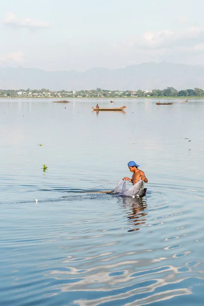 Mandalay Myanmar December 2018 Vertical Picture Local Burmese Fisherman Fishing — Stock Photo, Image