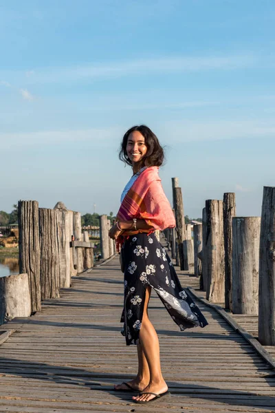 Vertikální Obrázek Šťastné Bruneté Ženy Která Pózuje Dřevěné Bein Bridge — Stock fotografie