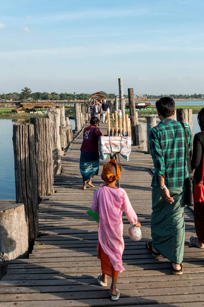 Mandalay Myanmar นวาคม 2018 ปแนวต งของคนท องถ ามสะพาน Bein งเป — ภาพถ่ายสต็อก