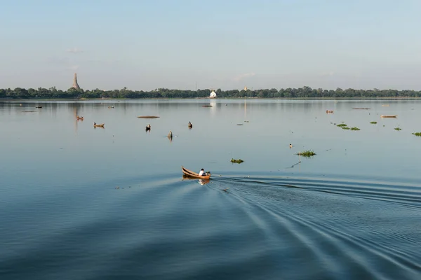 Mandalay Myanmar December 2018 Horizontal Picture Fishermen Boats Top Bein — Stock Photo, Image