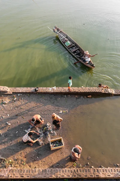 Mandalay Myanmar December 2018 Vertical Picture Local Burmese Fishermen Working — Stock Photo, Image