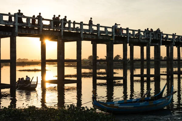 缅甸曼德勒 2018年12月3日 在缅甸曼德勒 田园诗般的日落展示U Bein Bridge剪影 — 图库照片