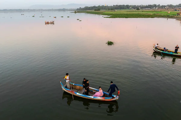 Mandalay Myanmar December 2018 Horizontal Picture Touristic Boat Bein Bridge — Stock Photo, Image