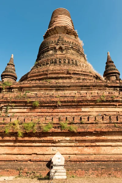 Imagem Vertical Mosteiro Brick Pagode Budista Localizado Parque Arqueológico Bagan — Fotografia de Stock