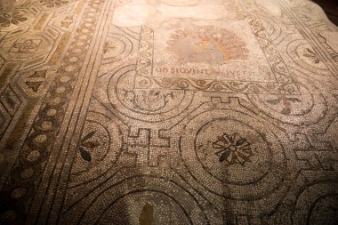 Florence, İtalya - 25 Mart 2016: İtalya 'nın Floransa kentinin simgesi olan Santa Maria del Fiore Katedrali' ndeki yeraltı müzesinin mozaik tabanı