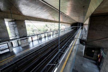 Sao Paulo, Brezilya - 05, Ekim 2019: Brezilya 'nın Sao Paulo şehrinde bulunan modern mimari Sumare Metro İstasyonu' nun geniş açılı resmi