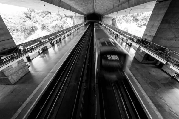 Sao Paulo Brazílie Říjen 2019 Černobílý Obrázek Jedoucího Vlaku Stanici — Stock fotografie
