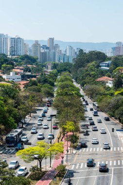 Sao Paulo, Brezilya - 05, Ekim 2019: Brezilya 'nın Sao Paulo kentindeki Sumare Metro İstasyonu' ndan güzel manzaranın dikey resmi