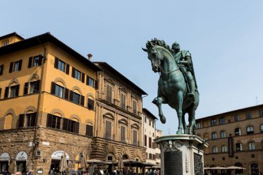 Floransa, İtalya - 25 Mart 2016: İtalya 'nın Floransa kentinde önemli bir turistik yer olan Piazza della Signoria' daki I. Cosimo Anıtı 'nın Yatay Resmi
