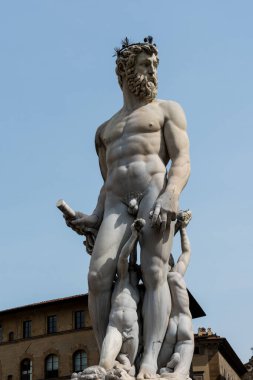 Floransa, İtalya - 25 Mart 2016: İtalya 'nın Floransa kentinde önemli bir turistik yer olan Piazza della Signoria' daki Neptün Çeşmesi üzerinde inanılmaz heykelin dikey resmi