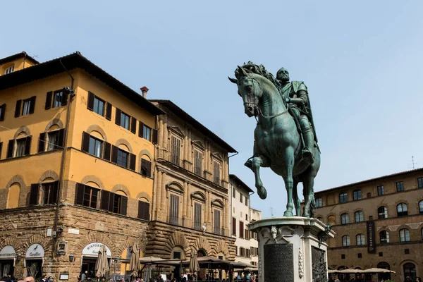 Floransa, İtalya - 25 Mart 2016: İtalya 'nın Floransa kentinde önemli bir turistik yer olan Piazza della Signoria' daki I. Cosimo Anıtı 'nın Yatay Resmi
