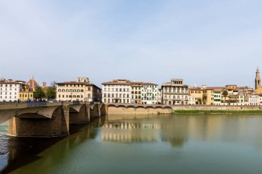 Floransa, İtalya - 25 Mart 2016: Güzel Arno Nehri ve eski köprünün yatay resmi, İtalya 'nın Floransa kentinde bir dönüm noktası