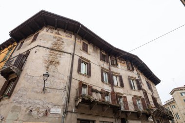 VERONA, ITALY - 14 Mart 2018: İtalya 'nın Verona kentinin manzarası olan Via Ponte Pietra' daki şaşırtıcı mimari binanın geniş açı resmi