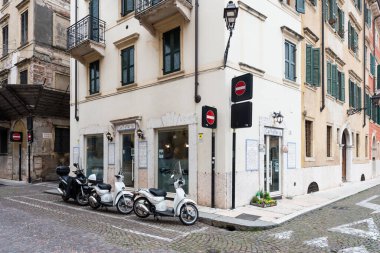 VERONA, İtalya - 15 Mart 2018: Güzel kahve dükkanının ve Verona, İtalya 'da park edilmiş motosikletlerin yatay resmi