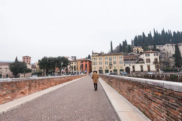 Verona Itália Março 2018 Imagem Horizontal Travessia Pedestre Ponte Pietra — Fotografia de Stock