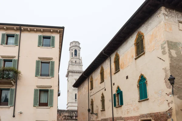 Vodorovný Obraz Starých Budov Zvonice Katedrály Santa Maria Matricolare Veroně — Stock fotografie