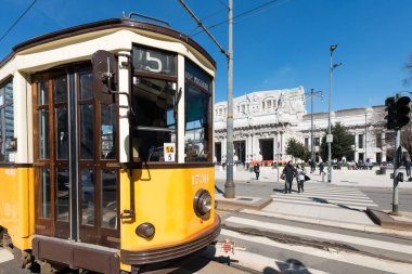 MILAN, İtalya - 16 Mart 2018: Milano Merkez Tren İstasyonu önündeki sarı tramvayın yatay resmi