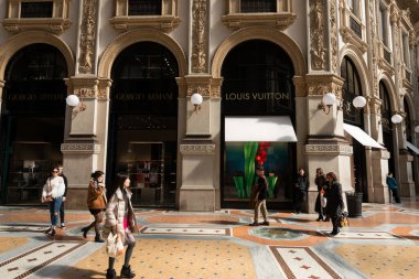MILAN, ITALY - 16 Mart 2018: Milano, İtalya 'daki eski bir alışveriş merkezi olan Galleria Vittorio Emanuele II' deki insanların yatay fotoğrafı