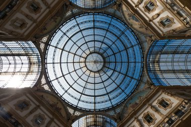 İtalya 'nın Milano kentindeki eski bir alışveriş merkezi olan Galleria Vittorio Emanuele II' nin mimari tavanının geniş açılı resmi.