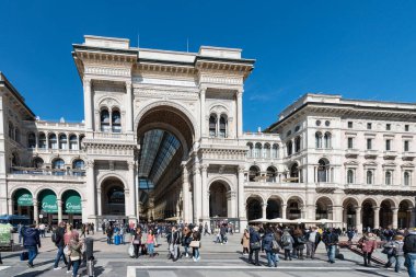 MILAN, ITALY - 16 Mart 2018: Galleria Vittorio Emanuele II 'nin dış görünüşü, İtalya, Milano manzarası