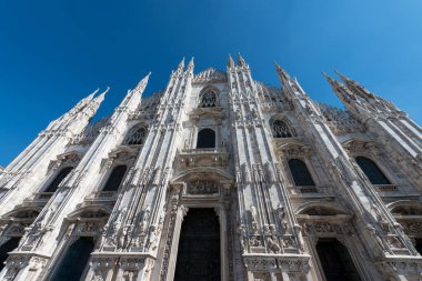 İtalya 'nın Milano kentindeki önemli bir katolik katedrali olan Duomo di Milano cephesinin yatay resmi..