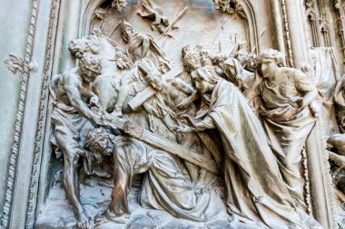 MILAN, ITALY - 16 Mart 2018: Milano, İtalya 'da önemli bir katolik katedrali olan Duomo di Milano' nun duvarları içindeki dini sanat eserlerinin yatay resmi.