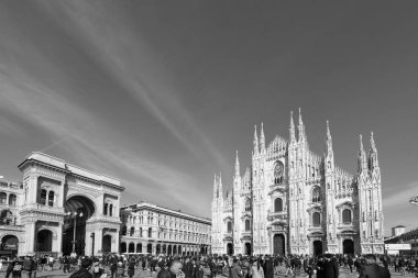 MILAN, ITALY - 16 Mart 2018: Milano 'daki güneşli bir günde Duomo di Milano ve Galleria Vittorio Emanuele II' nin siyah beyaz fotoğrafı.