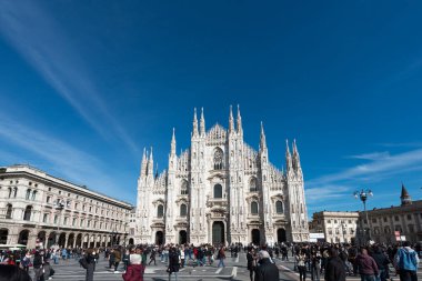 MILAN, ITALY - 16 Mart 2018: Milano 'daki mavi gökyüzü günü boyunca Duomo di Milano ve Galleria Vittorio Emanuele II' nin yatay resmi.