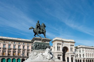 MILAN, İtalya - 16 Mart 2018: İnanılmaz heykelin yatay resmi ve Milano, İtalya 'yı gezen Galleria Vittorio Emanuele II