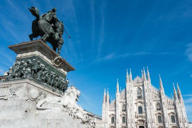 İnanılmaz bir heykelin yatay resmi ve Milano, İtalya 'yı gezen Duomo di Milano.