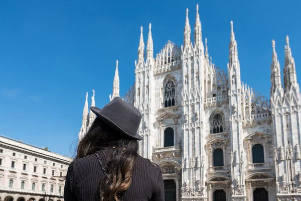 Foto Gran Angular Una Joven Morena Mirando Duomo Milano Milán — Foto de Stock