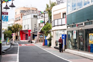 TOKYO, JAPONYA - 27 EKİM, 2024 - Harajuku Mahallesi 'ndeki Cat Street' in yatay fotoğrafı.