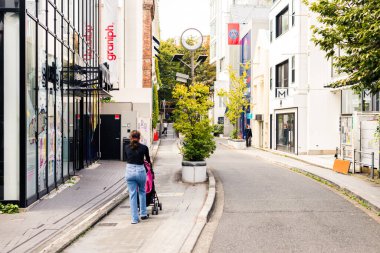 TOKYO, JAPONYA - 27 EKİM, 2024 - Harajuku Mahallesi 'ndeki Cat Street' in yatay fotoğrafı.