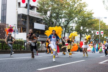 TOKYO, JAPONYA - 27 Ekim 2024 - Tokyo 'da Omotesando Cadılar Bayramı' nı kutlayan Japon halkının yatay fotoğrafı, Harajuku mahallesinde her yıl düzenlenen bir etkinlik..