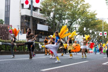 TOKYO, JAPONYA - 27 Ekim 2024 - Tokyo 'daki Omotesando Cadılar Bayramı' nda, Harajuku Mahallesi 'nde her yıl düzenlenen bir etkinlik olan mutlu Japon halkının yatay fotoğrafı.