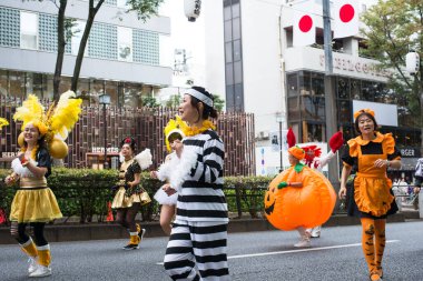TOKYO, JAPONYA - 27 Ekim 2024 - Tokyo 'daki Omotesando Cadılar Bayramı' nda parti yapan Japon halkının yatay fotoğrafı, Harajuku mahallesinde her yıl düzenlenen bir etkinlik..
