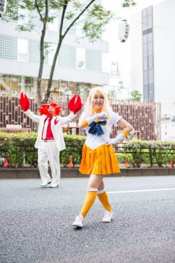 TOKYO, JAPONYA - 27 Ekim 2024 - Tokyo 'daki Omotesando Cadılar Bayramı' nda gülümseyen Japon kadının dikey resmi, Harajuku mahallesinde her yıl düzenlenen bir etkinlik..