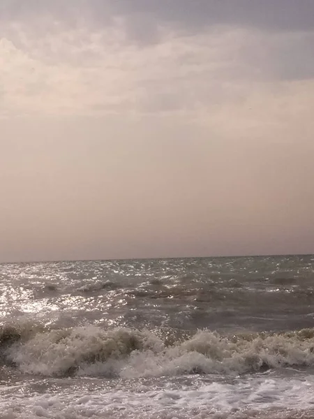 夜晚在海岸上一场壮观的风暴 — 图库照片