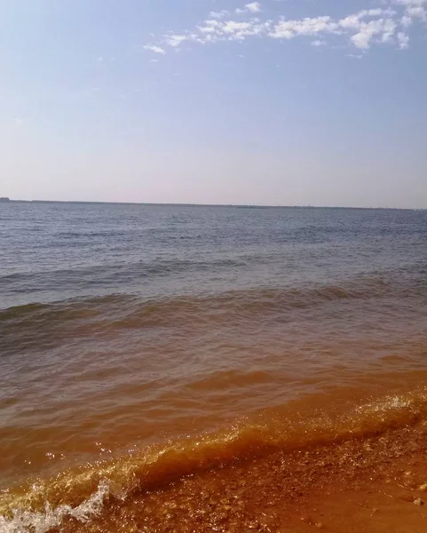 Eine Laufende Welle Schlägt Ufer — Stockfoto