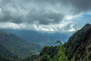 Gökyüzü ile tepelerin katmanları