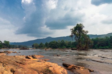 Dağ ve yeşil ormanlar ile athirapally şelale su akışı