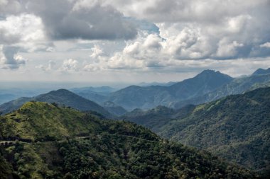 Beyaz bulutlu tepe aralığı
