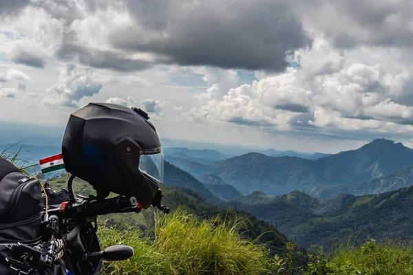 Biker amor da natureza com vista gama colina — Fotografia de Stock