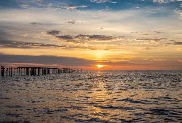 Solnedgång färg av moln över havsvatten — Stockfoto