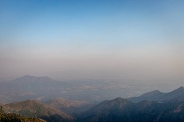 dağlar ile mavi gökyüzü