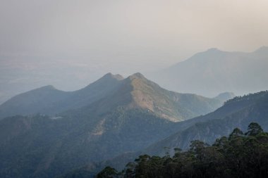 dağ ve mavi gökyüzü