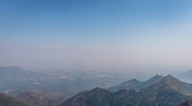 Mavi gökyüzü ufkuyla dağ sırası