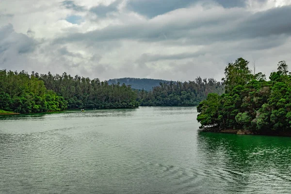 南インドでは朝のイメージで森の水の反射で自然に湖が撮影されます 南インドの美しい風景を示しています — ストック写真